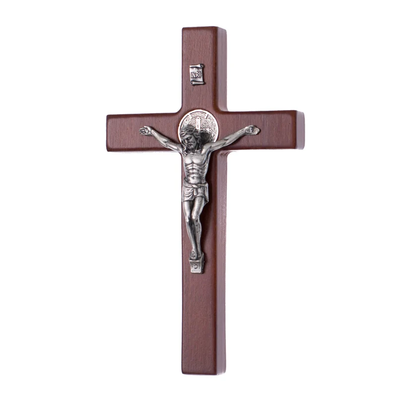 Das hölzerne, hängende Kreuz des heiligen Benedikt mit dem Passionskreuz braun 18x10x1,8 cm