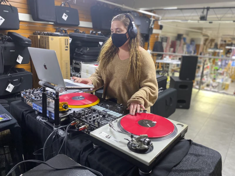 Private DJ classes (Online or In-person)